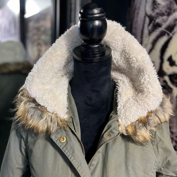 EUC-VERY NICE CHARLOTTE RUSSE OLIVE GREEN THICK ZIP UP COAT WITH FUR HOODIE.SZ S - Picture 5 of 10